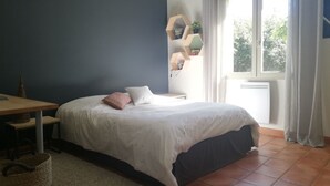 A bedroom with a bed, a desk, and a window. - A cozy home surrounded by nature, with a private pool and tennis court (Cabrières-D'avignon)