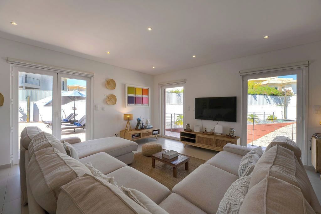 Smart-tv, een dvd-speler, boeken en een stereo