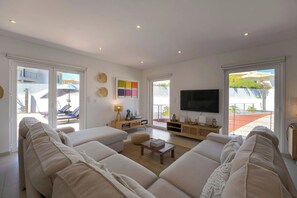 Smart-TV, DVD-spiller, bøker og stereoanlegg