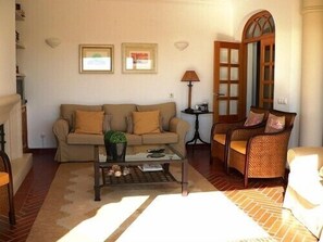 Smart TV - Stunning Detached Villa with AC, Wi Fi, Own Pool, Fab Sea Views - Walk To Beach! (Praia da Luz, Lagos)