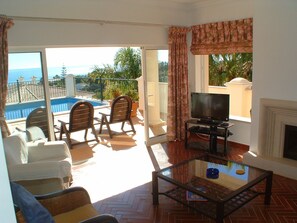 Smart TV - Stunning Detached Villa with AC, Wi Fi, Own Pool, Fab Sea Views - Walk To Beach! (Praia da Luz, Lagos)
