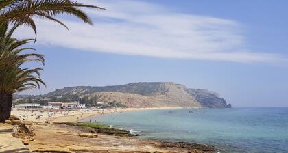Atemberaubende freistehende Villa mit privatem Pool, herrlichem Meerblick, zu Fuß zum Strand!