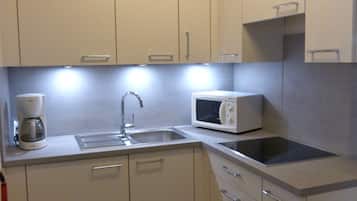 Réfrigérateur, micro-ondes, plaque de cuisson, cafetiÚre/bouilloire