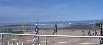 Nieuwpoort-Bad: Family friendly apartment with garage. 50 m from the sea.