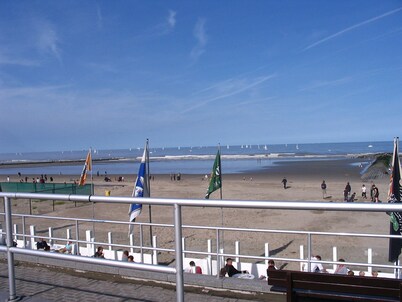 Nieuwpoort-Bad: Family friendly apartment with garage. 50 m from the sea.