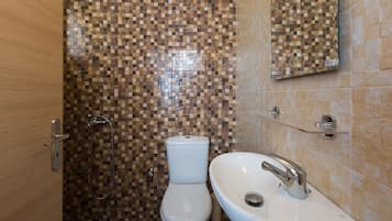 Ensemble douche/baignoire, sĂšche-cheveux, serviettes fournies