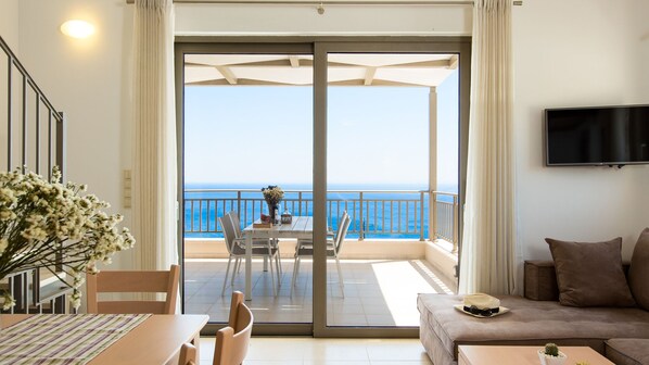 Smart TV, DVD player, table tennis, books - Panoramic Sea Views, 2 km from the beach, heated pool (Rethymno)