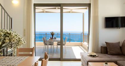 Upouusi huvila, josta on panoraamanäköala merelle, 2 km päässä rannasta!