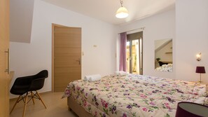 4 bedrooms, iron/ironing board, travel crib, free WiFi - Panoramic Sea Views, 2 km from the beach, heated pool (Rethymno)