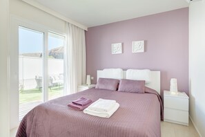 5 chambres, coffre-fort, fer et planche à repasser, lit de bébé portatif