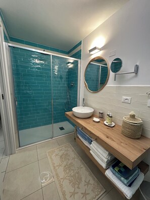 Dusche, Haartrockner, Bidet, Handtücher
