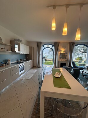 Frigorifero, microonde, forno, piano cottura