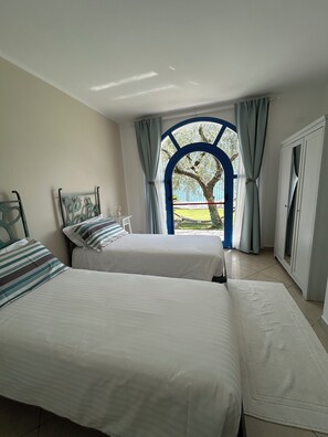 2 habitaciones, escritorio y tabla de planchar con plancha