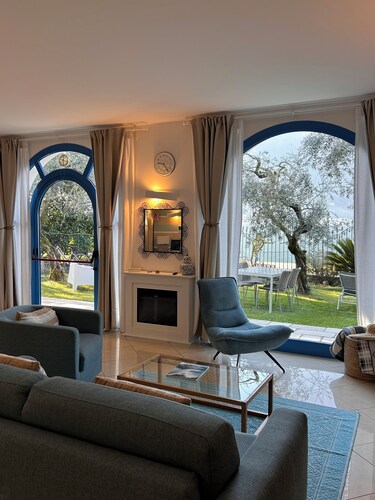 MY HOME IN MOUNT ISLAND-Apartment facing Lake Peschiera Maraglio