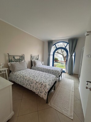 2 habitaciones, escritorio y tabla de planchar con plancha 