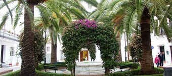 Fortryllende villa med privat basseng og fantastisk utsikt, nær stranden.