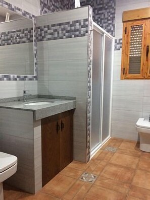 Ducha, secador de pelo, bidet, toallas