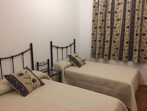 8 habitaciones, tabla de planchar con plancha, wifi y ropa de cama