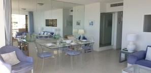 テレビ、DVD プレーヤー、書庫