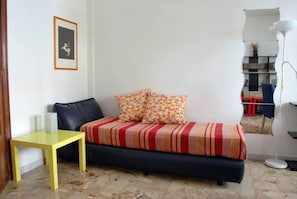 2 quartos, escrivaninha, ferros/tábuas de passar roupa