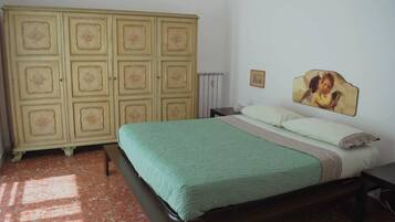 2 Schlafzimmer, Schreibtisch, Bügeleisen/Bügelbrett, kostenloses WLAN