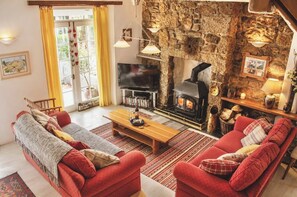 Smart TV, fireplace, DVD player, table tennis - Cornish Farm House, with stunning gardens, and parking for 3 cars (St, Ives)