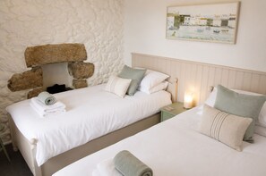 4 bedrooms, iron/ironing board, travel crib, free WiFi - Cornish Farm House, with stunning gardens, and parking for 3 cars (St, Ives)