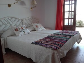 3 chambres, coffres-forts dans les chambres, fer et planche Ă repasser