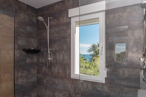 Bathtub, jetted bath, hair dryer, bidet - Torre de Suenos - Tower of Dreams, Torre De Sueños - large 5 bedroom villa, 400m from the beach in o... (Xàbia)