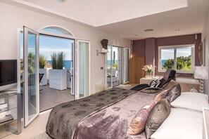 5 habitaciones, escritorio y tabla de planchar con plancha