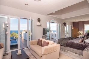 5 bedrooms, desk, iron/ironing board, travel crib