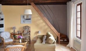 TV, fireplace, ping pong, books