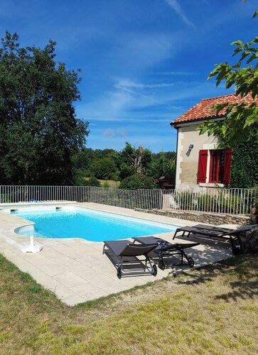 Sympathique maison "familiale", au calme, avec agréable piscine privée.