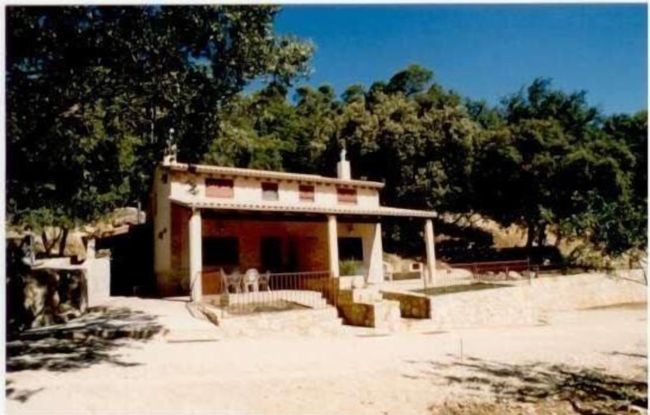 Detached house in the middle of the forest, with two apart. totally independent