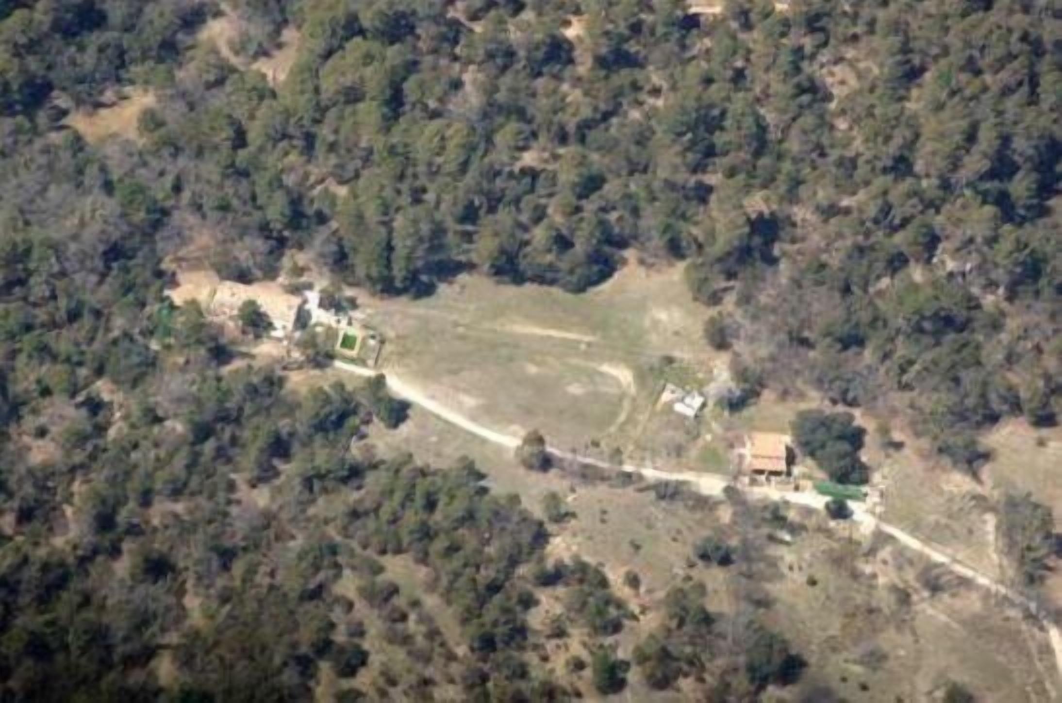 Detached house in the middle of the forest, with two apart. totally independent