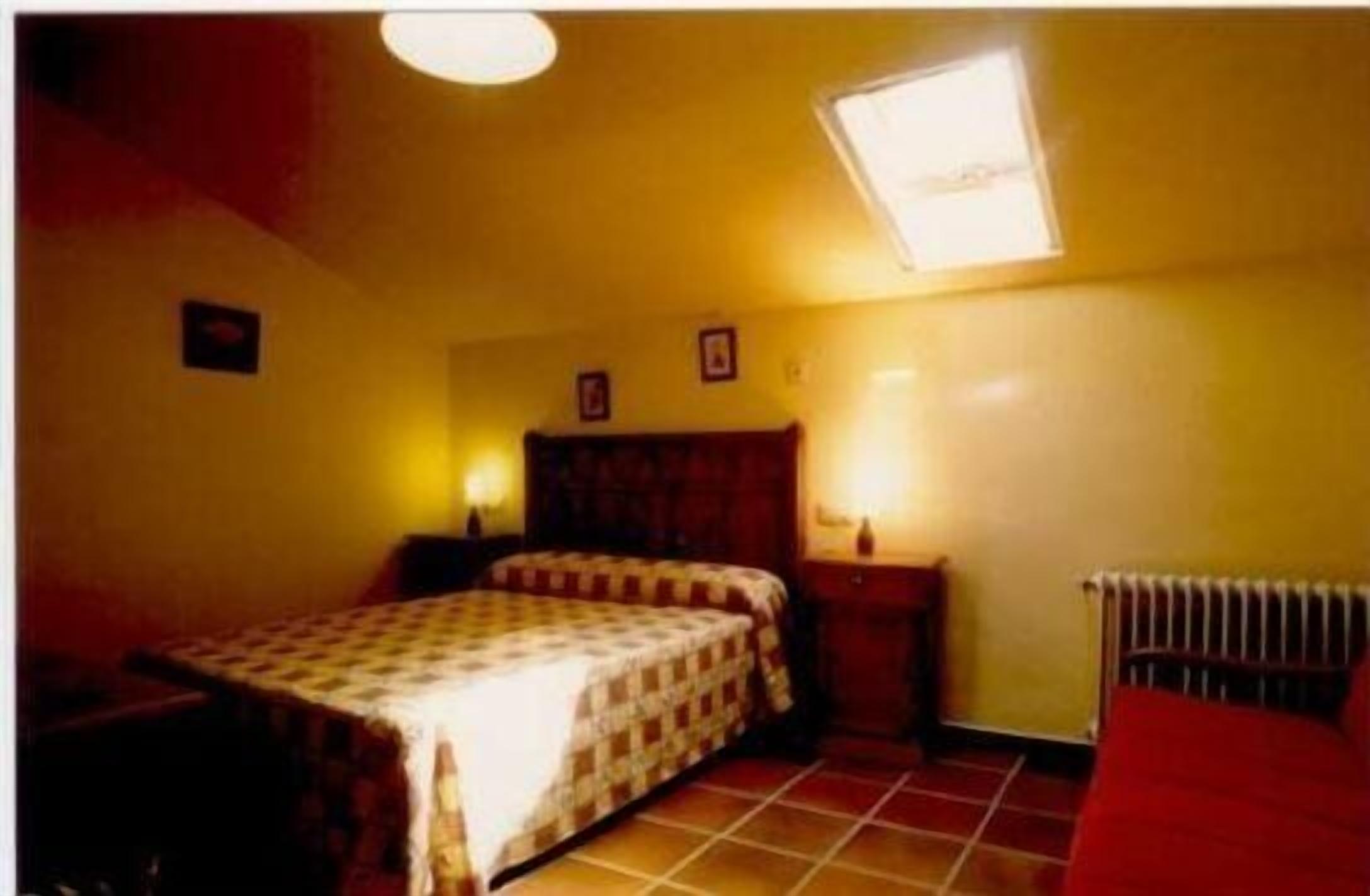 Detached house in the middle of the forest, with two apart. totally independent