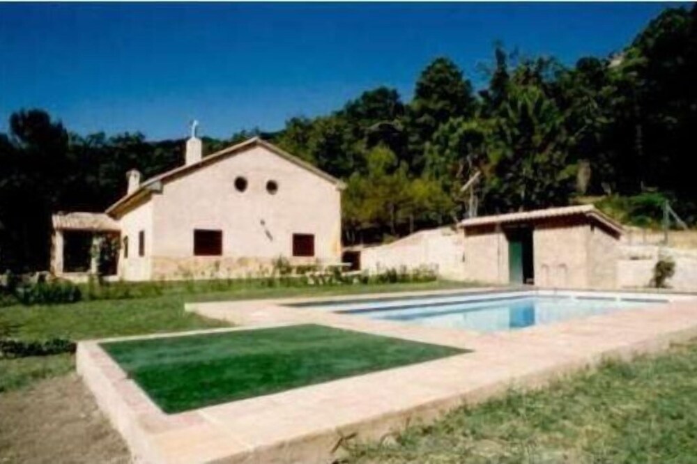 Detached house in the middle of the forest, with two apart. totally independent