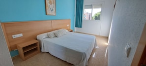 2 habitaciones, tabla de planchar con plancha y cuna de viaje 