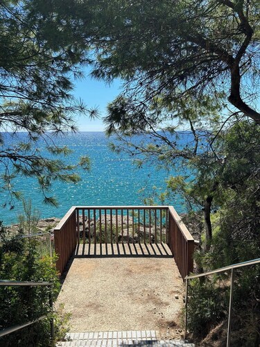 Apartment with pool and terrace overlooking the sea