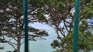 A coastal view with a bench and a rope barrier. - St Malo F3 62m² Alet Solidor peninsula, sea 50m, wifi, garden, secure parking (ST MALO)