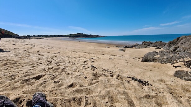 A beach with a clear sky, sandy shore, and rocky outcrops. - St Malo F3 62m² Alet Solidor peninsula, sea 50m, wifi, garden, secure parking (ST MALO)
