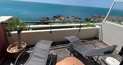 Appartement moderne vue mer imprenable et pieds dans l'eau