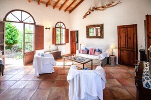 TV, DVD player, books, video library - House with character between the montains and the sea (Soller)