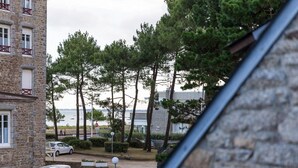 A stone building with a view of a beach and trees. - Flat with seaview - 50m from beach- 3/4 persons (Carnac)