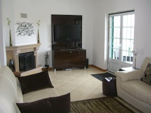 TV, fireplace, video games, DVD player - 5* Large Villa -Heated Pool & Fast WIFI (Sleeps 12 +2) 40 mins Lisbon /Ericeira (PALHAIS)