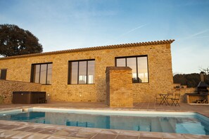 Outdoor pool - MAGNIFICENT MASÍA s. XVIII IN AN IDYLLIC ENVIRONMENT (Vilafreser)