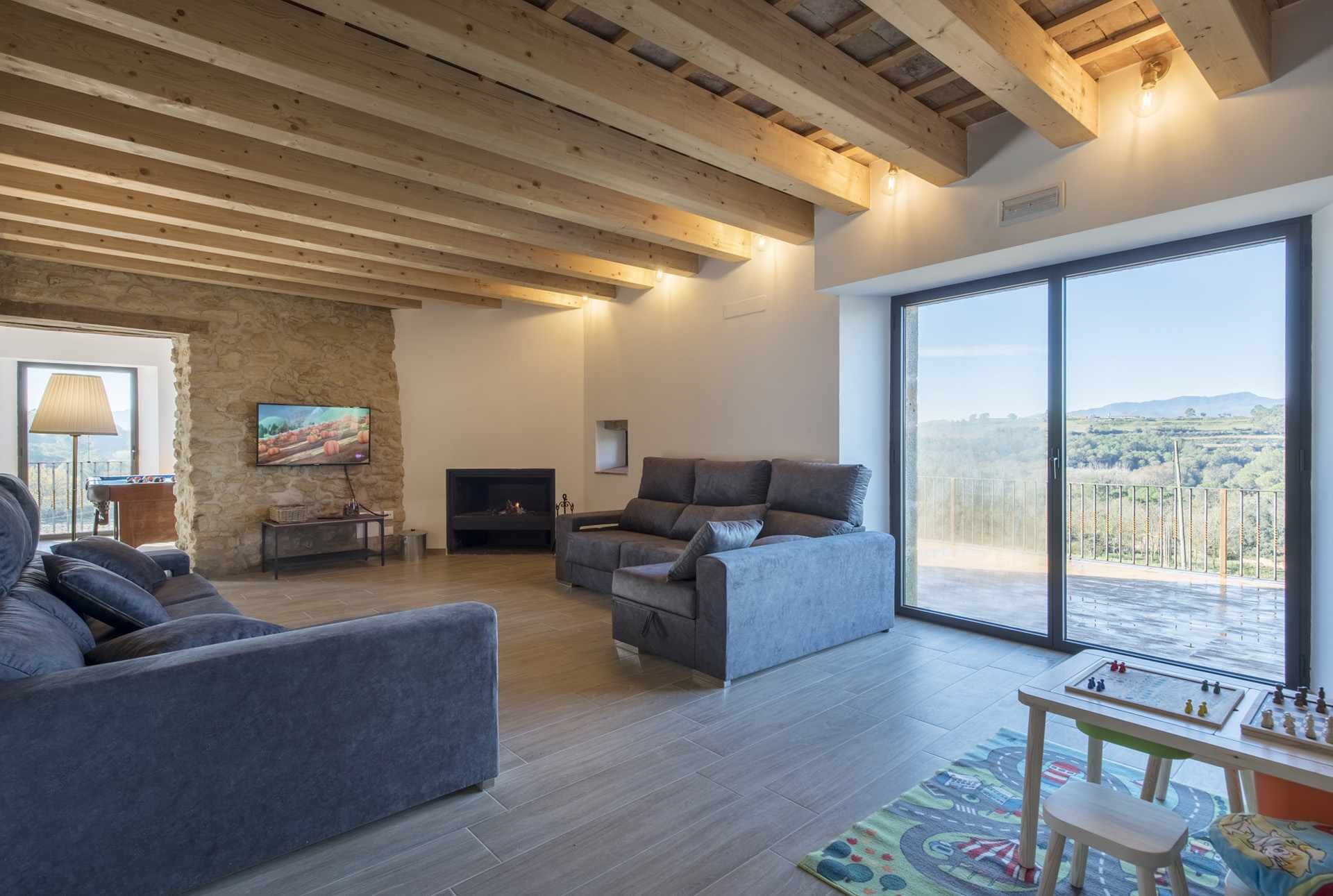 Una televisión, una chimenea