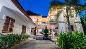 A modern two-story house with a covered patio, stone walls, and a well-maintained garden. - Golf Resort /Villa in Hua Hin, Palm Hills Golf Resort (Tambon Hua Hin)