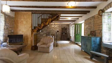 Fernseher, Kamin, Bücher, Stereoanlage