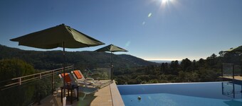 Prachtig uitzicht op de kust, Infinity Pool, een luxe en rustige privé familie villa